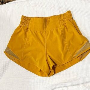 Lululemon Hotty Hot 2.5 High-Rise Lined Shorts in Yellow. Size 4